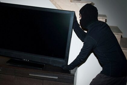 un nemtean ajuns la iasi a plecat din camera inchiriata in regim hotelier cu tot cu televizor apoi a jefuit un amanet a fost prins de trecatorii de pe trotuar 69f93ad66ee19