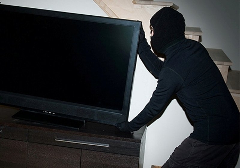un nemtean ajuns la iasi a plecat din camera inchiriata in regim hotelier cu tot cu televizor apoi a jefuit un amanet a fost prins de trecatorii de pe trotuar 69f93ad66ee19
