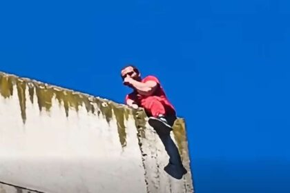 un tanar a pus politia in alerta dupa ce a amenintat ca se arunca de pe un bloc in deva a cazut si este in stare grava video 6a18026f7fab4