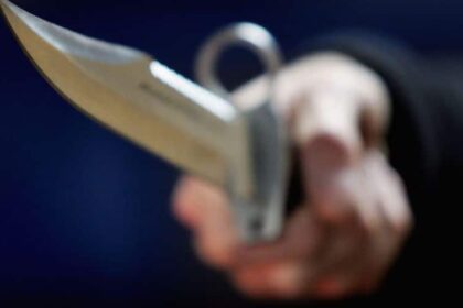 un tanar de 18 ani a fost retinut dupa ce ar fi batut si amenintat cu un cutit un elev intr o scoala din sectorul 1 6a180cfac4b62