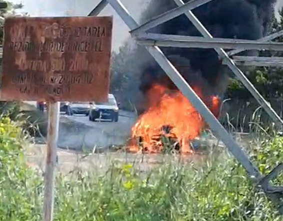 video autoturism mistuit de foc pe strada trei fantani degajari mari de fum in zona 6a1a99f748398