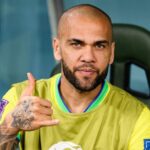 video dupa ce a fost la inchisoare pentru viol daniel alves s a reconvertit in predicator evanghelist si a predicat in fata a 35 000 de persoane pe stadionul echipei atletico madrid 69f8c6c6372d0