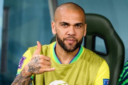 video dupa ce a fost la inchisoare pentru viol daniel alves s a reconvertit in predicator evanghelist si a predicat in fata a 35 000 de persoane pe stadionul echipei atletico madrid 69f8c6c6372d0