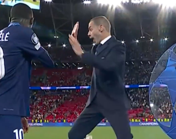 video moment comic la budapesta presedintele uefa a uitat sa i inmaneze o medalie lui marquinhos la finala ligii campionilor greseala a fost remediata cu ajutorul lui dembele 6a1bfcd3979ef