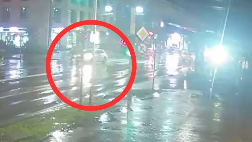 video momentul in care o femeie este lovita violent de un autoturism in iasi surprins de camerele de supraveghere 6a042cc9a7732