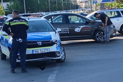 video o masina de politie a fost grav avariata dupa un impact violent intr o intersectie din iasi autospeciala avea semnalele luminoase in functiune 69fa0a4460537 1