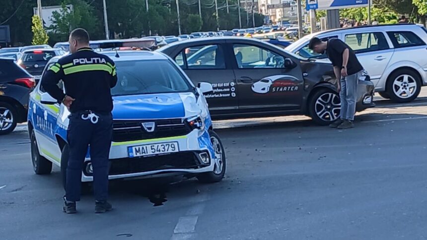 video o masina de politie a fost grav avariata dupa un impact violent intr o intersectie din iasi autospeciala avea semnalele luminoase in functiune 69fa0a4460537 1