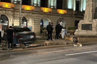 video un bmw a incercat sa se urce pe statuia din fundatie doar norocul a facut sa nu existe victime 6a080c26bdac7
