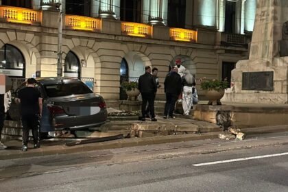 video un bmw a incercat sa se urce pe statuia din fundatie doar norocul a facut sa nu existe victime 6a080c26bdac7