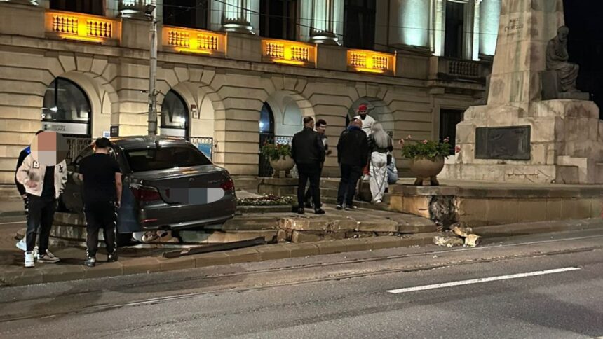 video un bmw a incercat sa se urce pe statuia din fundatie doar norocul a facut sa nu existe victime 6a080c26bdac7