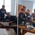 video un sef de institutie care a amenintat un jurnalist iesean ridicat din birou cu catuse de politisti se incuiase in birou dupa ce a fost suspendat din functie 69f9e7179367a