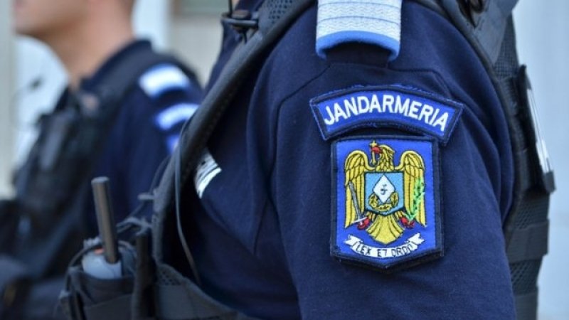 doi jandarmi au transformat un cetatean turmentat in sac de box iar apoi l au abandonat pe marginea drumului a fost gasit de un trecator tarandu se si abia respirand 6a1e2bdd288d0