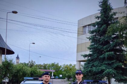 o femeie a fost salvata din streang de catre doi jandarmi ieseni fusesera anuntati de catre fiul femeii care urmarea camerele de supraveghere din gospodarie 6a1dd95a5db87